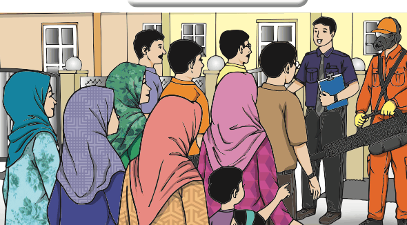 Sekumpulan penduduk berdiri bersama di luar rumah bersama petugas