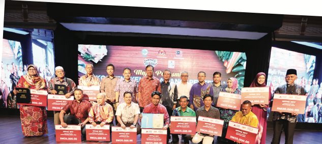 Penerima anugerah Hari Peladang, Penternak dan Nelayan di pentas