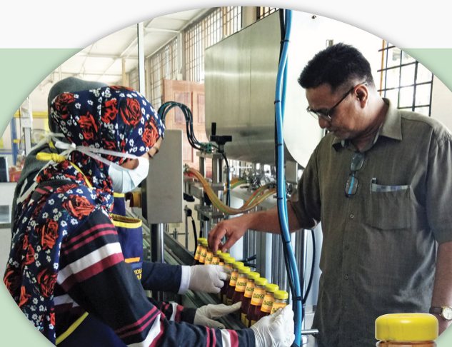 Encik Azman di kilang sos cili padi