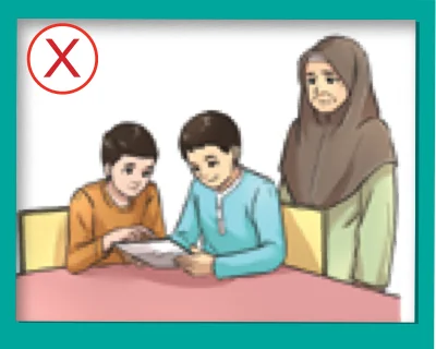 Dua budak asyik bermain tablet, tidak melayan nenek