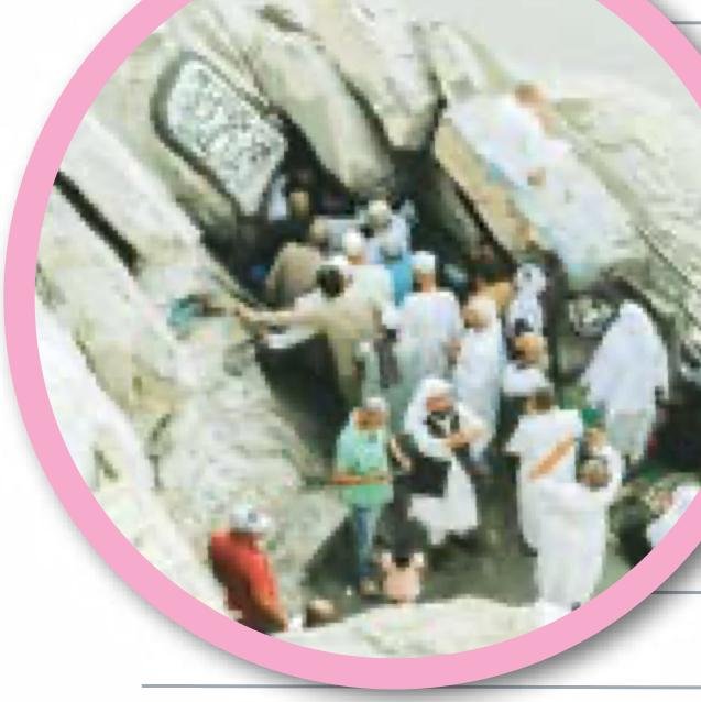 Gambar orang ramai di pintu masuk Gua Hira'
