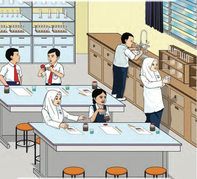 Murid di dalam bilik sains mengendalikan peralatan, membasuh bikar, dan melakar