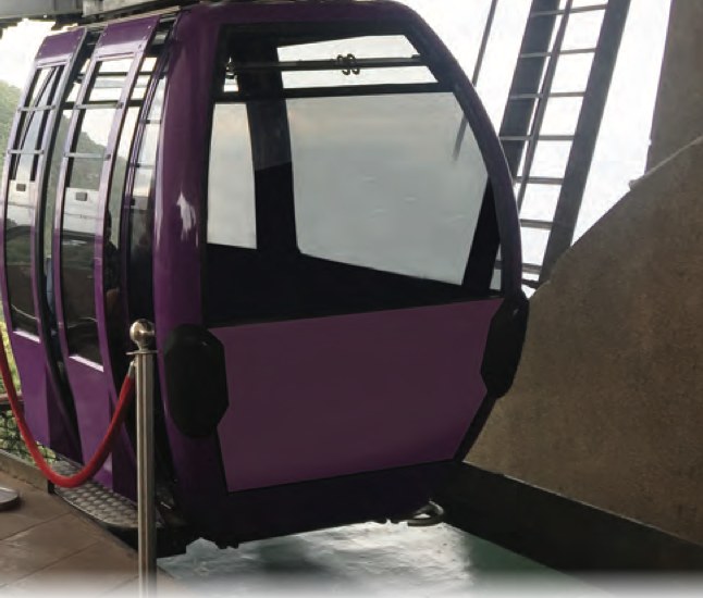 Sebuah kereta kabel berwarna ungu di stesen