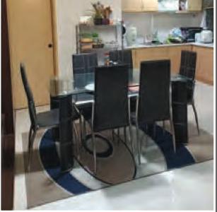 Sebuah meja makan dengan kerusi hitam