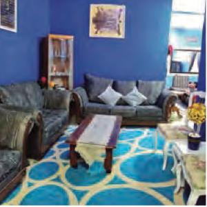 Sebuah ruang tamu dengan sofa dan meja kopi