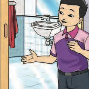 Seorang budak lelaki berdiri di pintu tandas yang bersih dengan sinki putih dan mempersilakan tetamunya melihat ke dalam