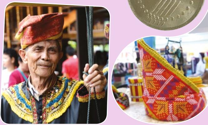 Seorang lelaki tua memakai tanjak, syiling lima sen baharu dan sebuah tanjak bercorak