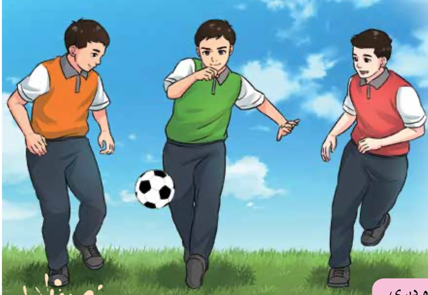 Tiga murid lelaki bermain bola sepak di padang