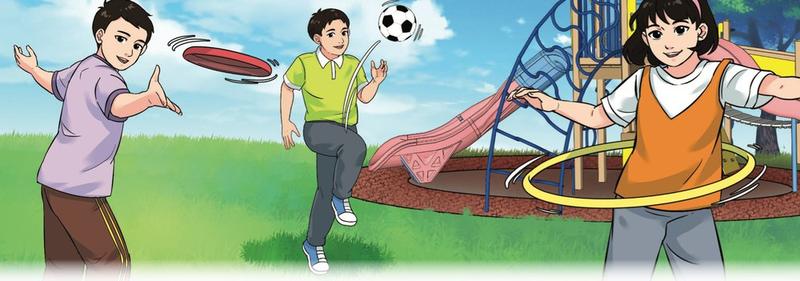 Tiga orang kanak-kanak bermain di taman dengan cakera terbang, bola sepak dan gelung