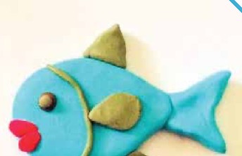 Seekor ikan biru yang dibuat daripada tanah liat