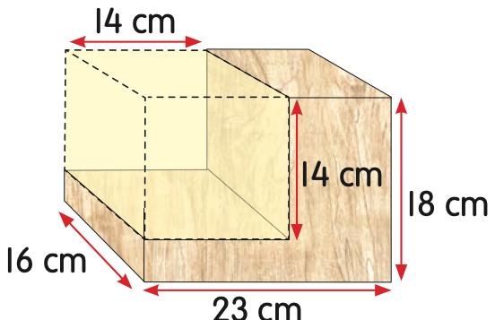 Bongkah kayu 23 cm panjang, 16 cm lebar dan 18 cm tinggi dengan satu kuboid 14 cm kali 16 cm kali 14 cm akan dipotong