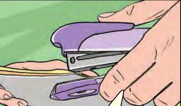 Sebuah stapler berwarna ungu ditekan untuk mencantumkan kertas