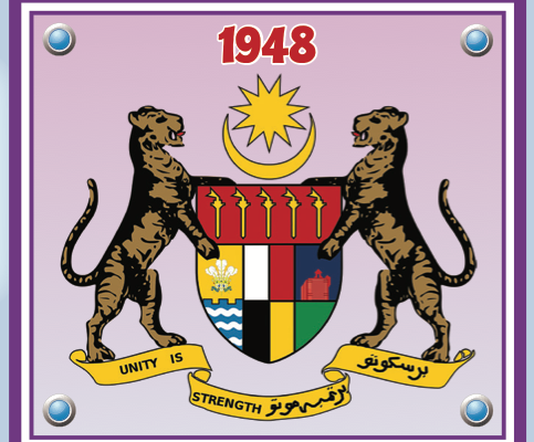 Jata Negara 1948: perisai dengan lima bilah keris dan empat warna, disokong dua ekor harimau, dengan bulan sabit dan bintang di atas