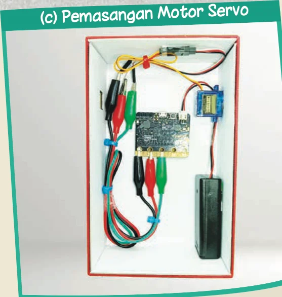Pemasangan motor servo: wayar hitam, merah dan hijau disambung dengan klip buaya ke papan mikropengawal di dalam kotak