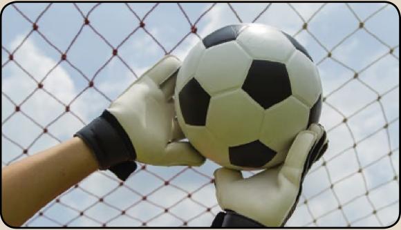 Penjaga gol menahan bola sepak