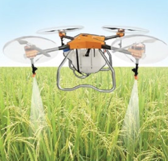 Sebuah dron menyembur cecair ke atas tanaman di ladang