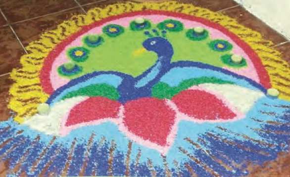 Corak kolam berbentuk burung merak berwarna-warni dengan beberapa pelita kecil
