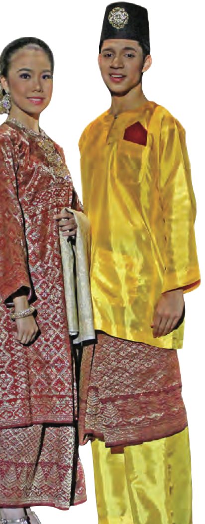 Pasangan lelaki dan perempuan memakai baju teluk belanga; lelaki berbaju kuning dengan samping dan songkok