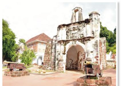 Pintu gerbang batu Porta de Santiago di Kota A'Famosa dengan sebuah meriam di hadapannya