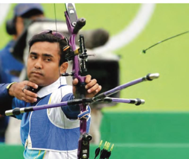 Seorang atlet memanah menarik tali busur dan membidik sasaran