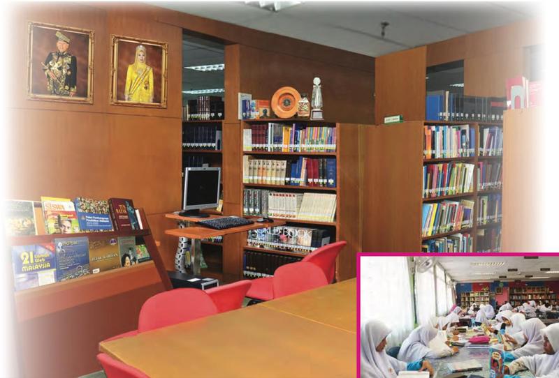 Ruang pusat sumber sekolah dengan rak buku, rak majalah, komputer dan kerusi merah; gambar kecil murid perempuan bertudung membaca di meja
