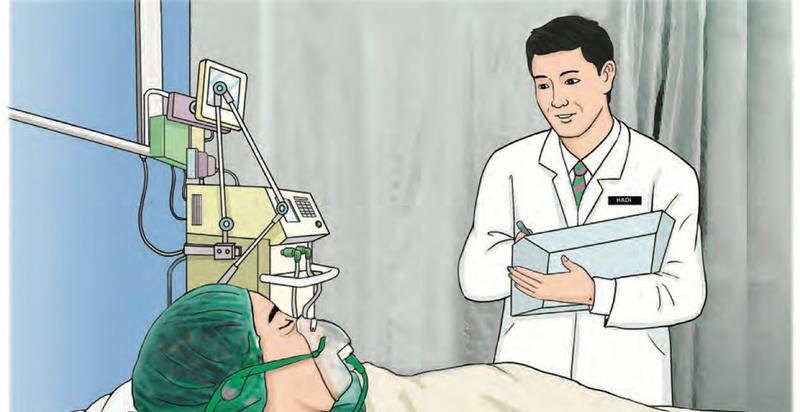 Seorang doktor muda memegang papan catatan sambil tersenyum kepada pesakit tua yang memakai topeng oksigen di katil hospital