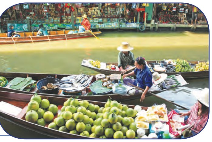 Peniaga menjual buah-buahan di atas perahu di pasar terapung