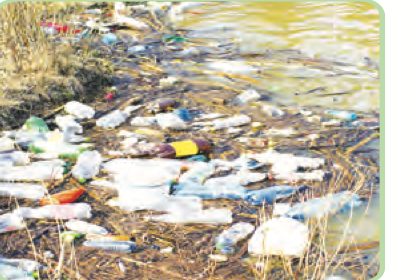 Botol plastik dan sampah terapung di sungai