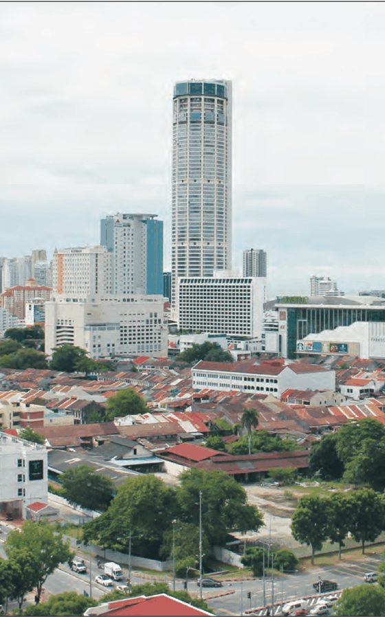 Bangunan tinggi dan deretan rumah yang padat di sebuah bandar raya
