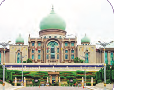 Bangunan pentadbiran besar berkubah hijau