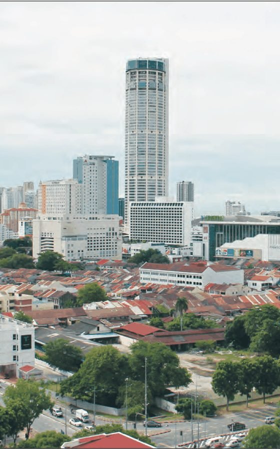 Bandar raya dengan menara tinggi, bangunan pejabat, deretan rumah kedai dan jalan raya yang sibuk