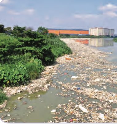Sungai yang dipenuhi sampah sarap terapung di sepanjang tebing