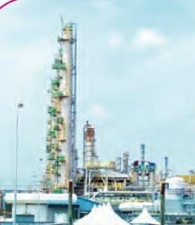 Loji dan menara pemprosesan petroleum di Kerteh