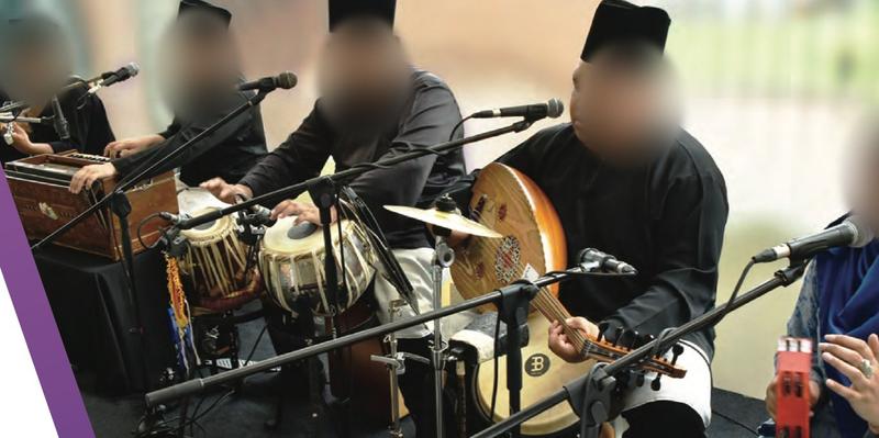 Sebuah kumpulan ghazal bermain harmonium, tabla, gambus dan tamborin