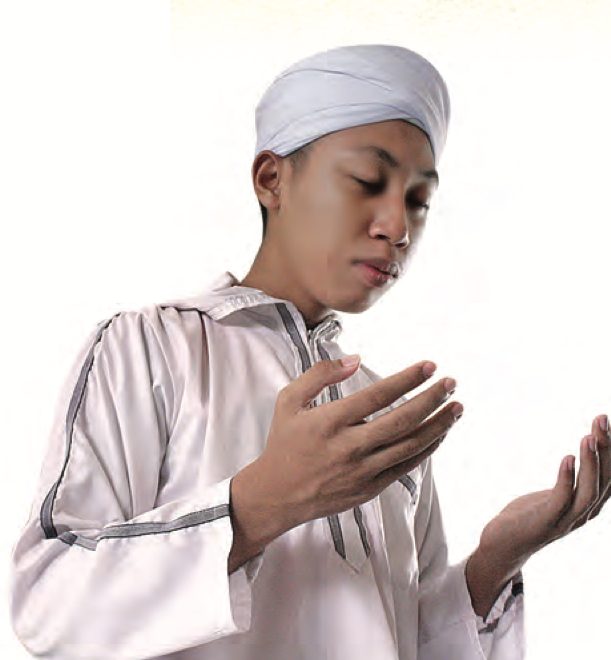 Seorang remaja lelaki menadah tangan berdoa