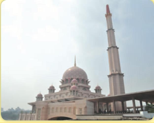 Masjid Putra dengan kubah merah jambu