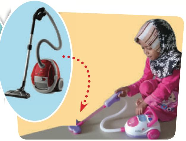 Kanak-kanak bermain mainan penyedut hampagas; gambar penyedut hampagas sebenar di sebelah