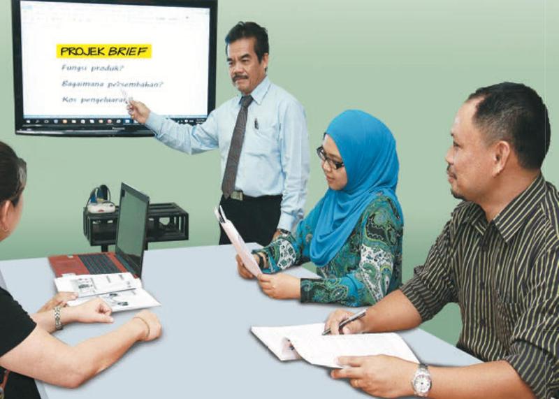 Pengurus projek membentangkan projek brief kepada pelanggan dan pereka bentuk di bilik mesyuarat