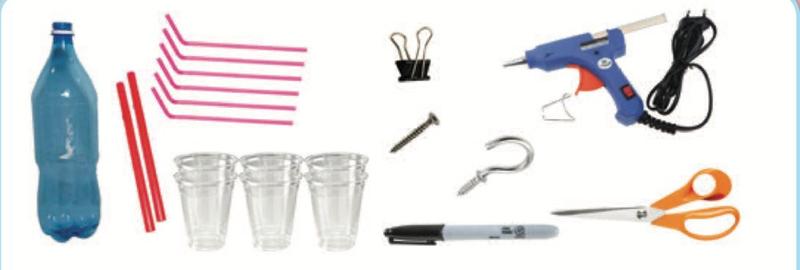 Botol plastik, straw, cawan plastik, klip, skru, cangkuk, gam panas, pen penanda dan gunting