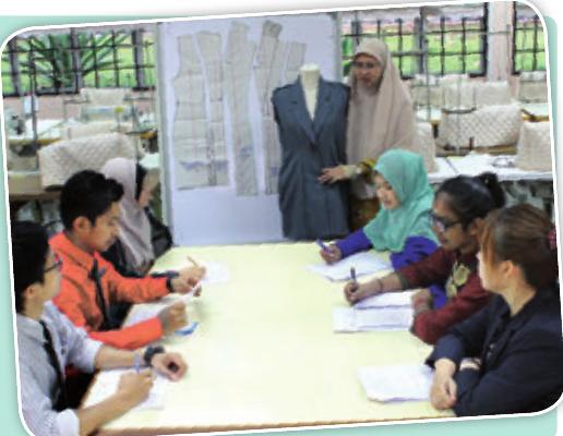 Tenaga pengajar dan pelajar di bilik jahitan