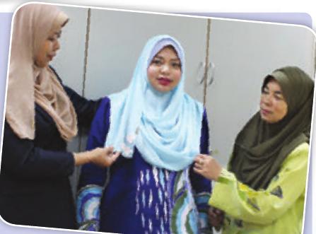 Perunding imej memadankan selendang pada pelanggan