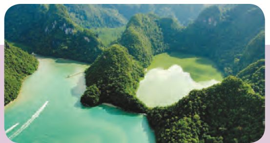Tasik air tawar dikelilingi bukit berhutan