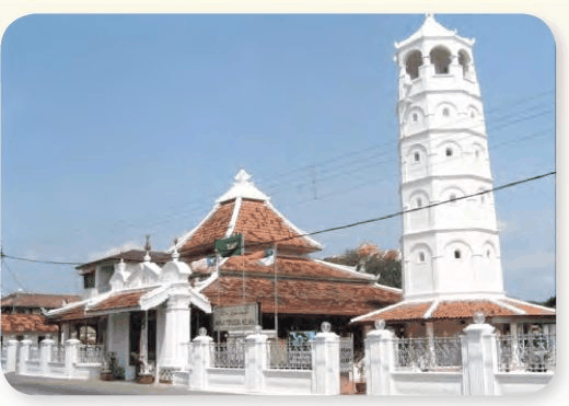 Sebuah masjid lama dengan bumbung bertingkat dan menara putih