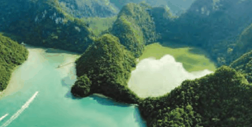 Sebuah tasik air tawar dikelilingi bukit berhutan
