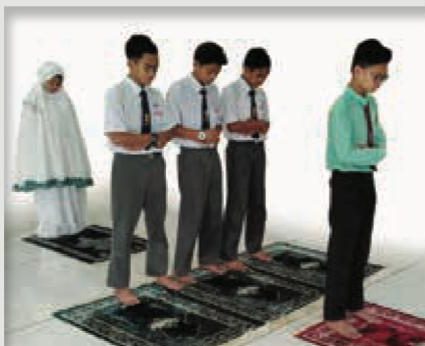 Imam lelaki berdiri di hadapan, tiga makmum lelaki dalam satu saf di belakangnya dan seorang makmum perempuan di belakang saf lelaki
