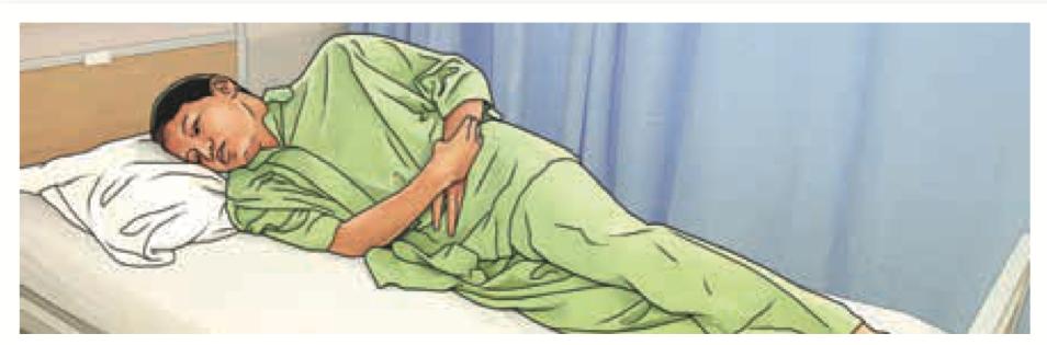 Seorang pesakit berbaring di atas katil di hospital