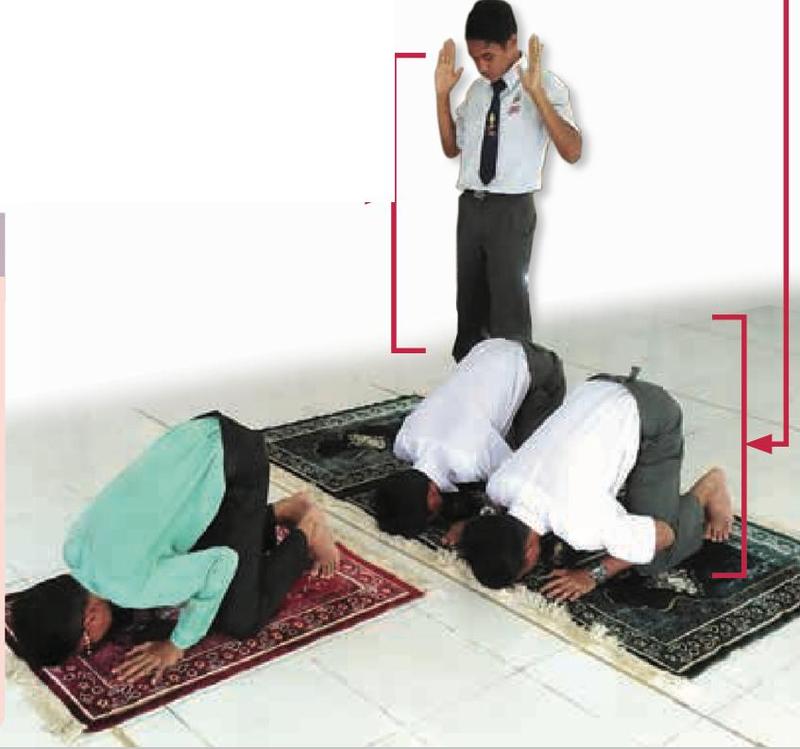 Seorang makmum masbuk berdiri bertakbir manakala imam dan seorang makmum sedang sujud