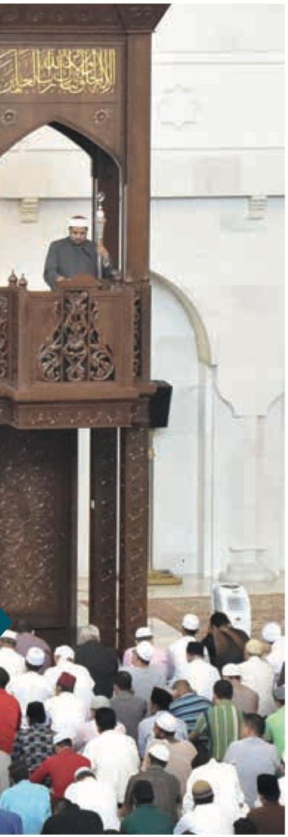 Khatib di atas mimbar dan jamaah mendengar khutbah