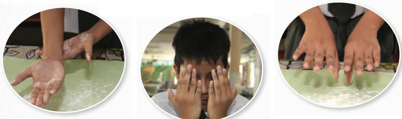 Tiga foto dari kiri: menyapu debu ke tangan, menyapu muka dan menepuk debu tanah