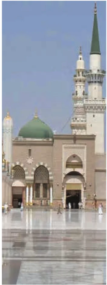 Pintu masuk dan menara Masjid Nabawi di Madinah
